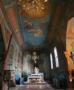 Wyposażenie drewnianego kościoła w Mogile